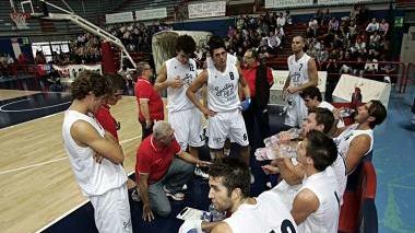 Coach Angelucci impartisce gli ordini ai rossoblù durante un time-out