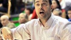 Coach Moretti dà istruzioni ai suoi durante una partita