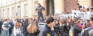 La protesta messa in piedi ieri mattina dagli studenti del Vespucci   