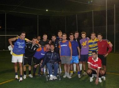 Giacomo Perfigli in mezzo alle squadre prima del fischio dinizio e durante la partita di calcetto giocata a Licciana          
