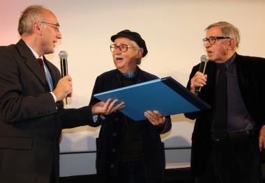 <b>UN RICONOSCIMENTO TUTTO TOSCANO.</b> Vittorio e Paolo Taviani mentre ricevono il premio del Tirreno 