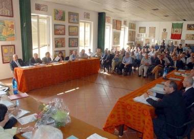Il consiglio comunale di Pontremoli e in alto Mario Bassi          