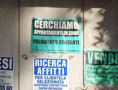 Annunci immobiliari in una foto darchivio   