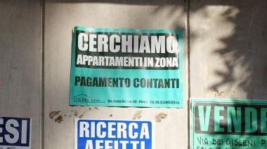 Annunci immobiliari in una foto d’archivio