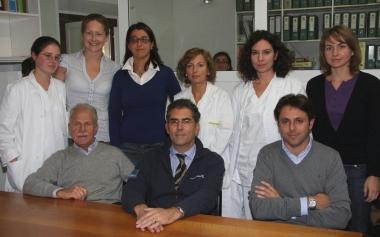 In basso il dottor Angelo Di Leo qui insieme al suo staff medico 