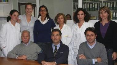 In basso il dottor Angelo Di Leo qui insieme al suo staff medico