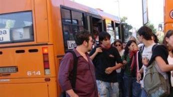 Studenti mentre scendono dal bus