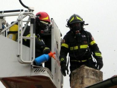Vigili del fuoco impegnati nella bonifica di un nido dinsetti su un tetto 