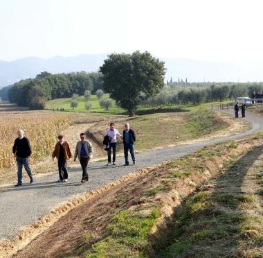 Sopra il momento dellinaugurazione in alto un tratto del percorso 