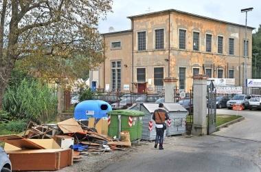 Materiale accumulato accanto ai cassonetti dellarea sportiva 