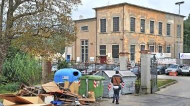 Materiale accumulato accanto ai cassonetti dell’area sportiva