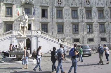 Studenti in piazza dei Cavalieri davanti alla sede della Scuola Normale 