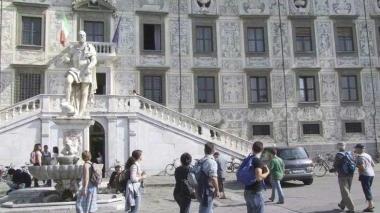 Studenti in piazza dei Cavalieri davanti alla sede della Scuola Normale