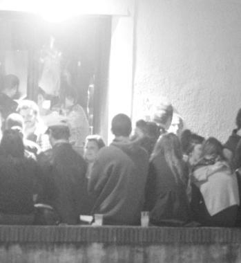 Alcuni giovani mentre trascorrono la serata in Venezia