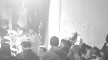 Alcuni giovani mentre trascorrono la serata in Venezia