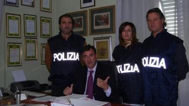 Il vice questore aggiunto Giuseppe Picariello con gli agenti della sezione di polizia giudiziaria