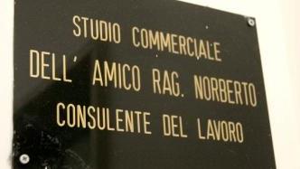 <b>TASSE & GIOCO.</b> La targhetta all’ingresso dello studio. A destra: una giocata al SuperEnalotto