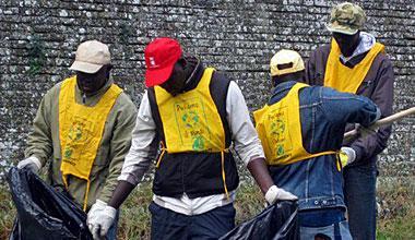 In 300 ripuliscono il centro col sindaco: "E ora chi sporca paga la multa"