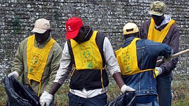 In 300 ripuliscono il centro col sindaco: "E ora chi sporca paga la multa"