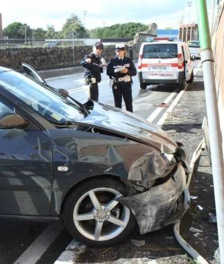 La Seat Ibiza finita contro il muro e i vigili urbani mentre svolgono i rilievi Lanziano s&egrave; salvato per miracolo 