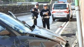 La Seat Ibiza finita contro il muro e i vigili urbani mentre svolgono i rilievi L’anziano s’è salvato per miracolo