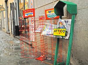 «Espositori pericolosi per i pedoni ovunque in città e provincia»