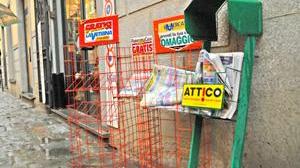 «Espositori pericolosi per i pedoni ovunque in città e provincia»