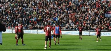 Nella foto grande i giocatori vanno sotto la gradinata a ringraziare i tifosi (vip) 