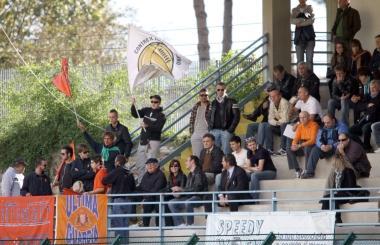  Il popolo arancione non ha tradito neanche ieri: nella foto gli ultras dell'Ultima Guardia ...