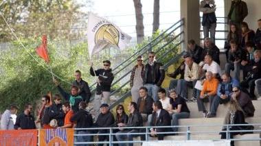 Il popolo arancione non ha tradito neanche ieri: nella foto gli ultras dell'Ultima Guardia ...