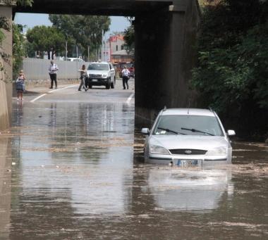 <b>ALLERTA.</b> Unauto sommersa dallacqua nel sottopasso in via Firenze (foto archivio) 