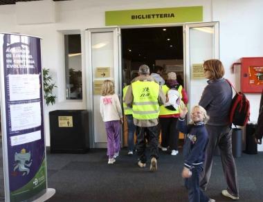 I partecipanti alla pedalata entrano a visitare l’acquario