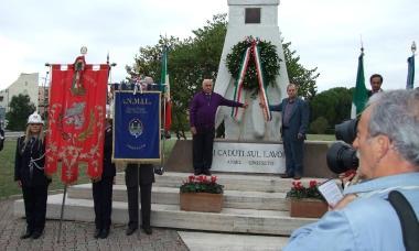 <b>LA CERIMONIA.</b> Con la deposizione di una corona di alloro 