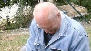 <b>INSIEME.</b> Francesco coccola Pluto dopo che ha ritrovato il portafoglio