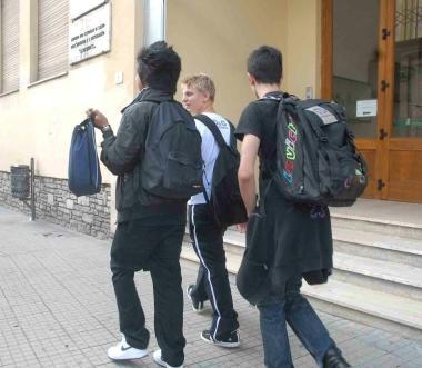 Studenti alluscita dallistituto Pacinotti 