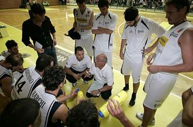 Un time-out della Tecnoseal con i giocatori a rapporto da coach Mencarelli             