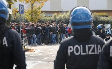 Agenti di polizia controllano il corteo dei pisani   
