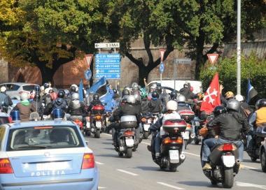 La carovana &laquo;non autorizzata&raquo; degli ultr&agrave; pisani entra a Lucca  