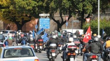La carovana «non autorizzata» degli ultrà pisani entra a Lucca