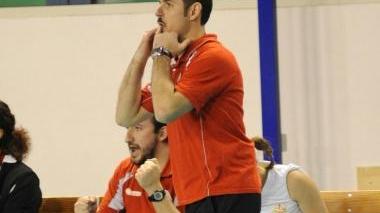 <b>IL COACH</b> Davide Baraldi mentre richiama le sue ragazze in piedi dalla panchina