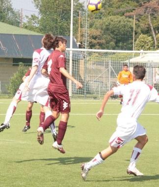<b>STACCO. </b>Un duello di testa per il pallone 