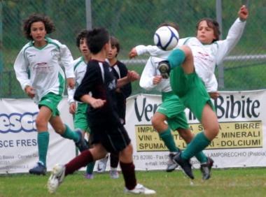 Un momento di gioco della partita fra Real Cerretese e Montelupo andata in scena nel campionato Esordienti 