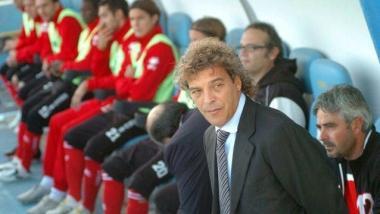 <b>PANCHINA.</b> Mister Moriero osserva la squadra allo stadio Adriatico di Pescara   