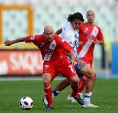 <b>GLADIATORE</b>. Il centrocampista Leandro Vitiello difende la palla 