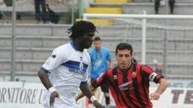 Duello a centrocampo tra Obodo e Carloto (Vip)