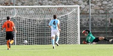 <b>BATTUTO.</b> Il pallone sinsacca alle spalle di Flauto, per la Pistoiese &egrave; il primo ko 