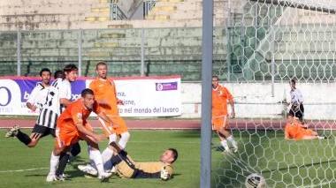 <b>SEGNA SEMPRE QUI.</b> Marolda devia in rete il cross di Taormina: è l’1-1