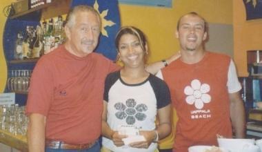 Qui a fianco e accanto al titolo: Mauro Gabbrielli con alcuni amici al Uappala Beach