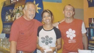 Qui a fianco e accanto al titolo: Mauro Gabbrielli con alcuni amici al Uappala Beach