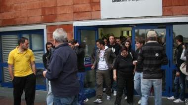 <b>IN ANSIA.</b> Amici e compagni di squadra di Mirko (a sinistra) all’ospedale